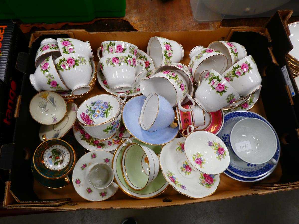 4 boxes containing butterfly and floral patterned crockery - Image 3 of 4