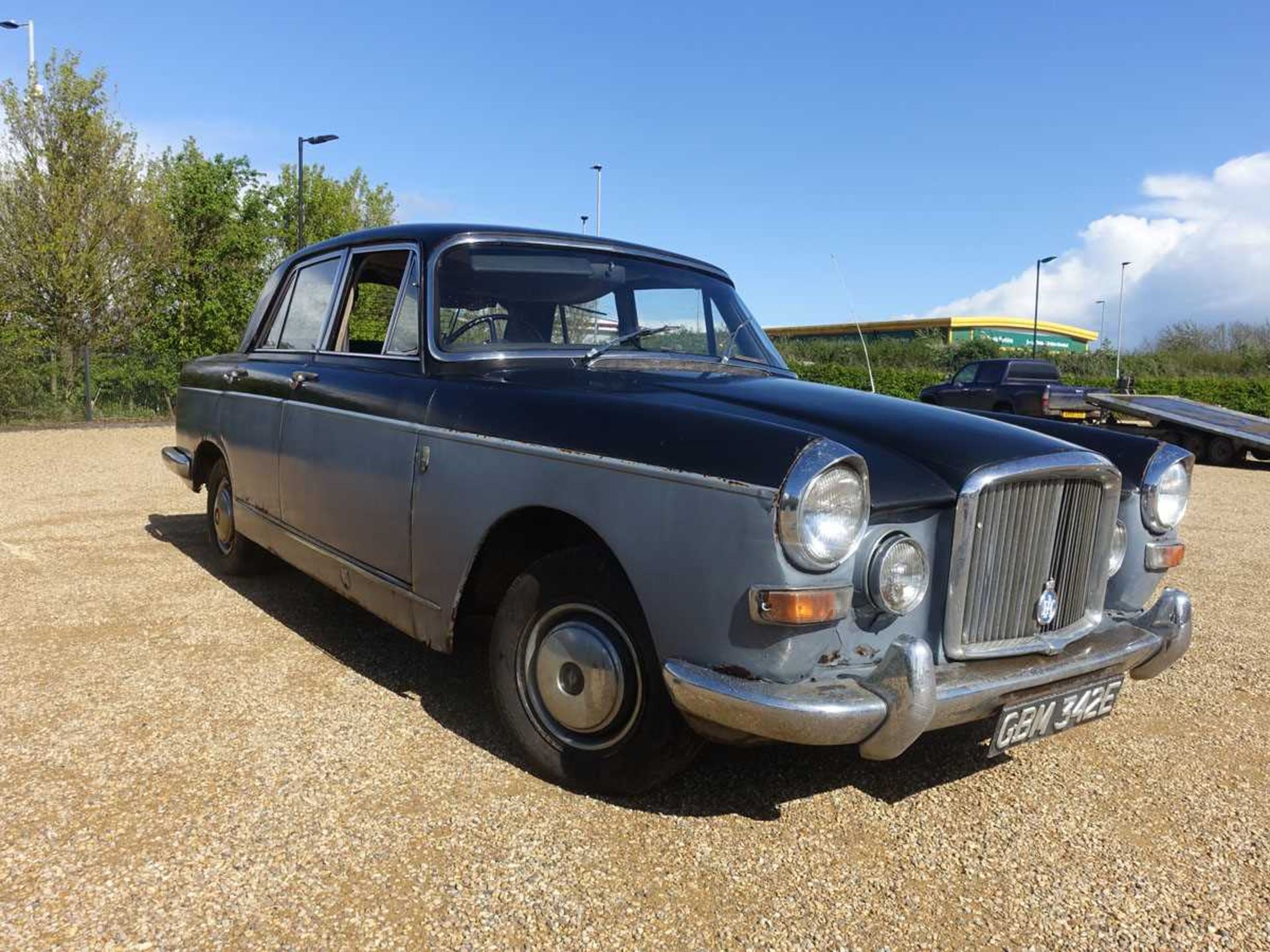 (GBM 342E) 1967 Vanden Plas Princess 4 litre R Saloon in blue/black with Rolls Royce 3909cc petrol - Image 3 of 13