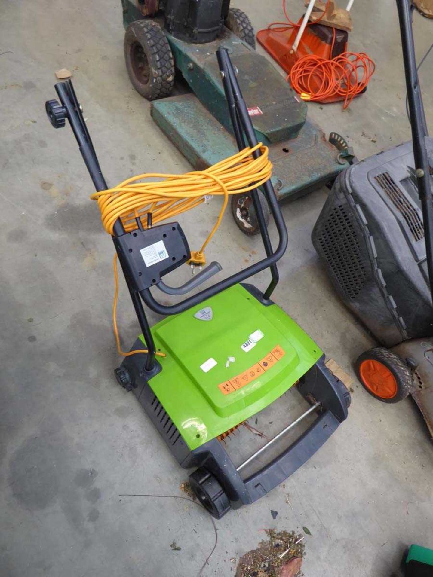 Light green power performance lawn scarifier