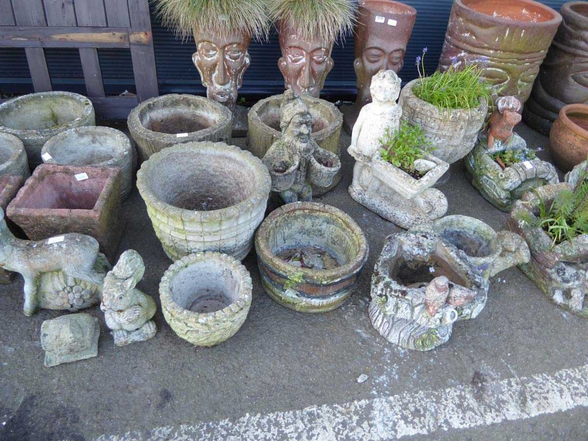 Large qty of concrete pots and garden ornaments - Image 4 of 6