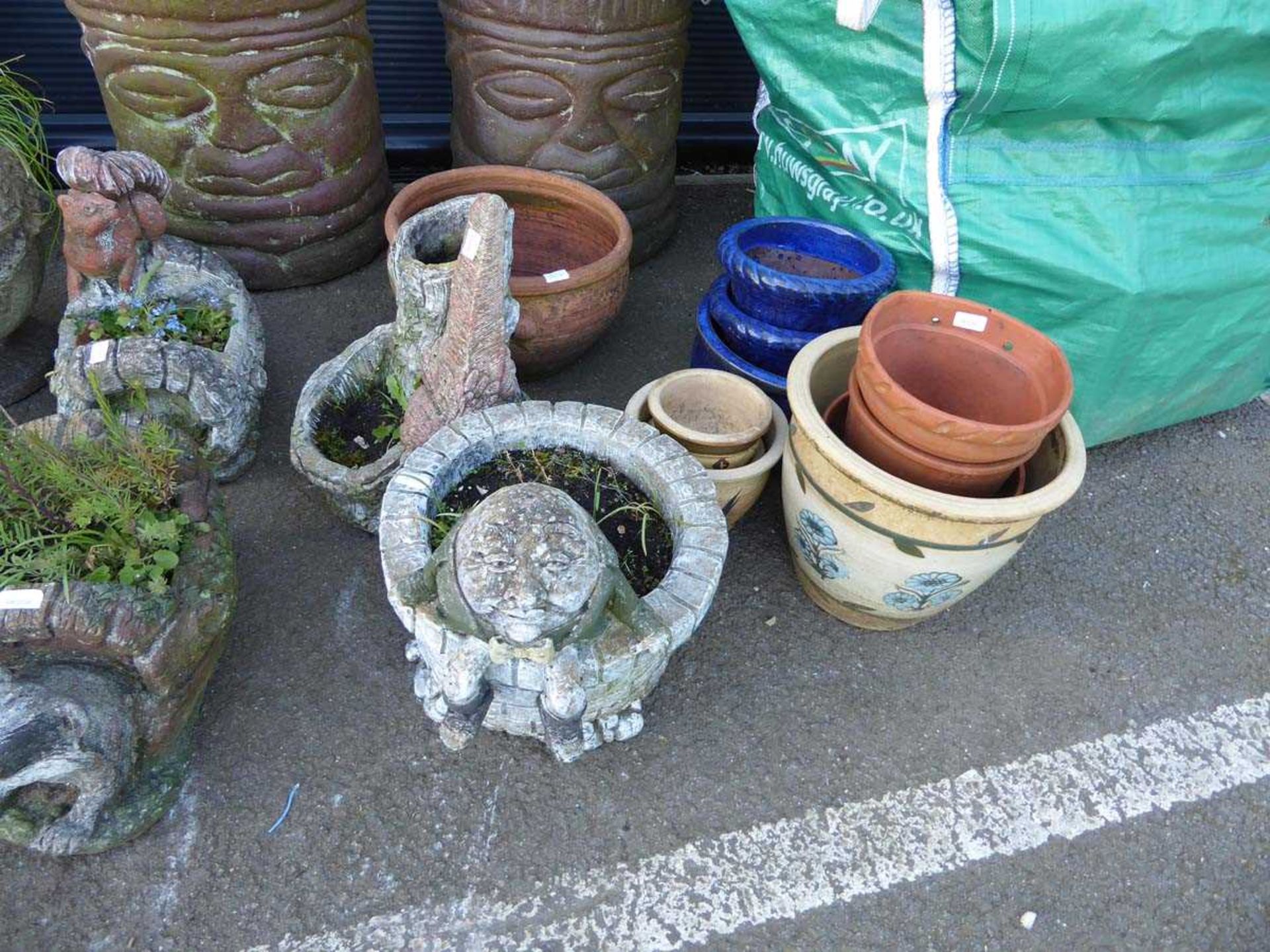 Large qty of concrete pots and garden ornaments - Image 6 of 6