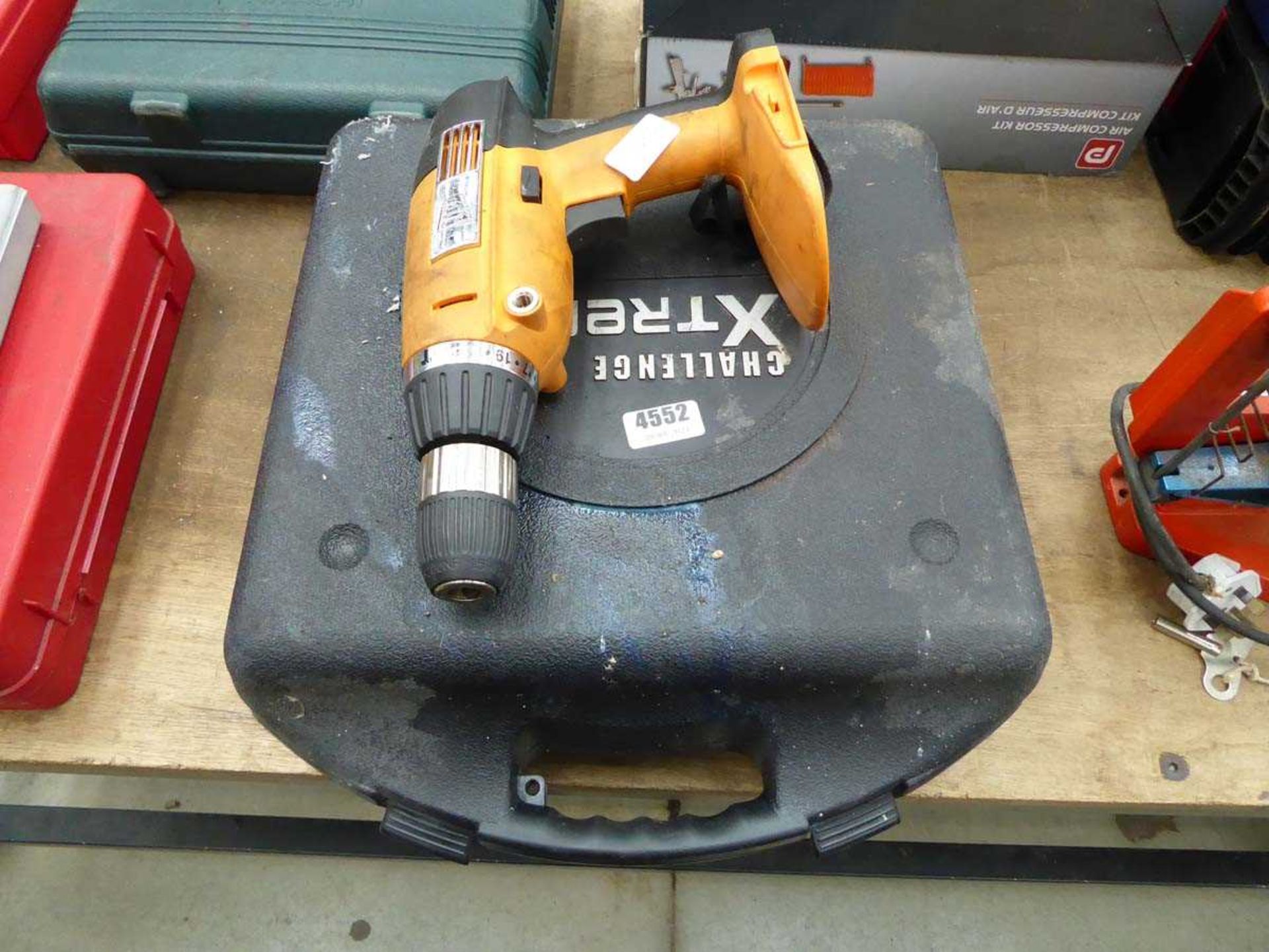 JCB battery drill, no battery or charger; and Challenge Extreme drill and vacuum kit, with 2 - Bild 2 aus 2