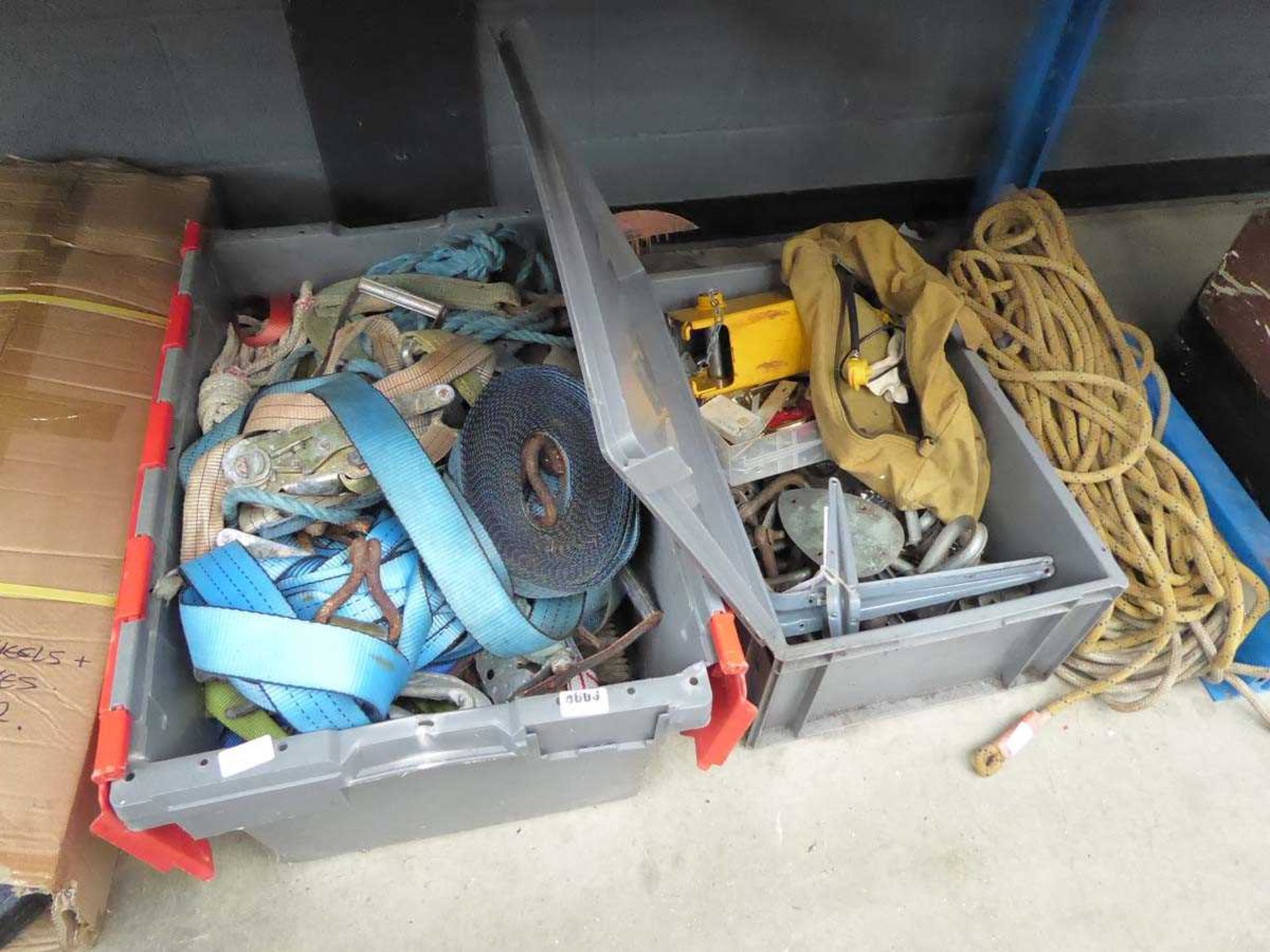 2 boxes of lorry straps, shackles and rope