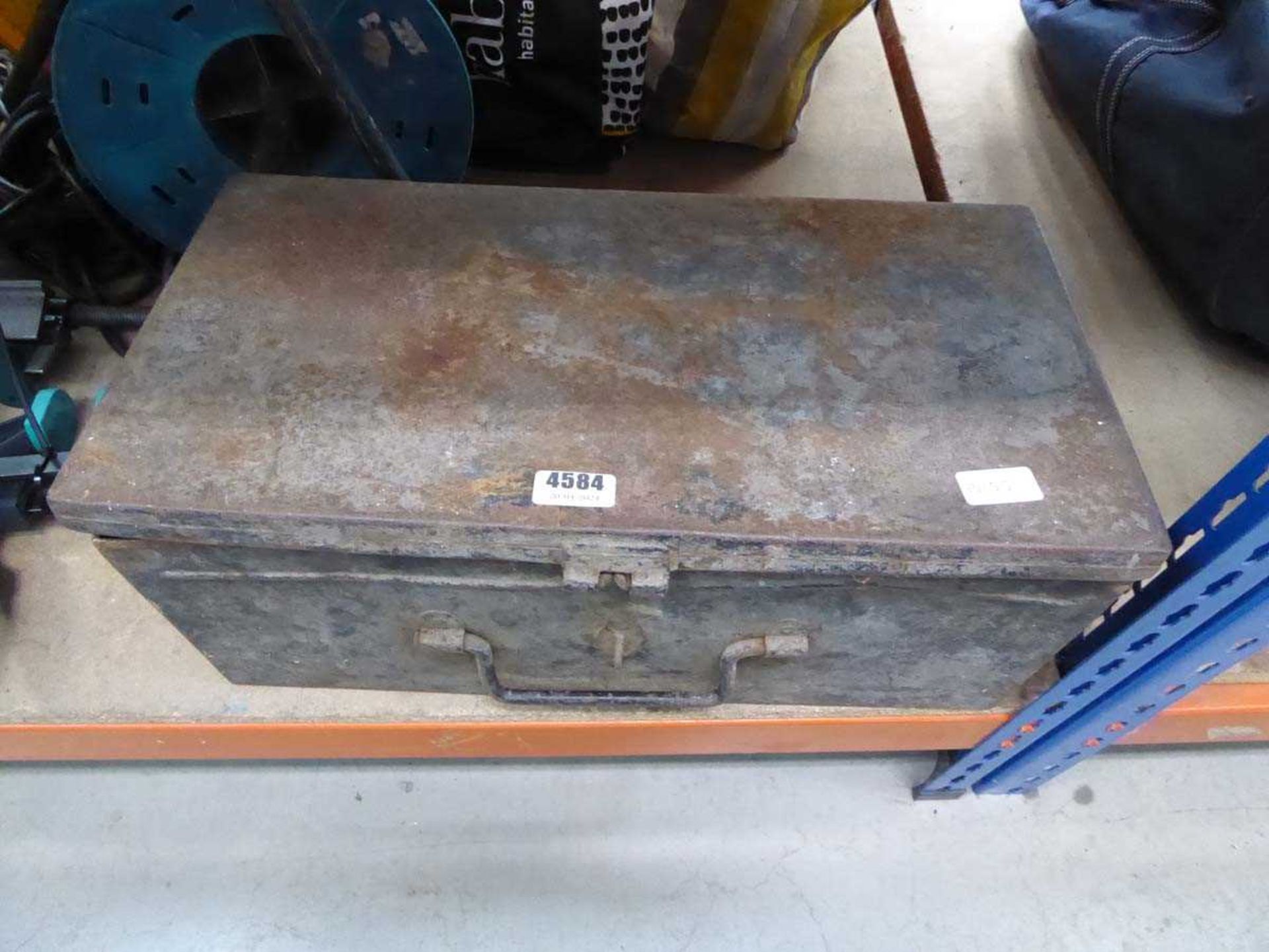 Metal toolbox containing various small tools - Image 2 of 2