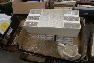 Box containing glass dishes, vases and Chinese export crockery