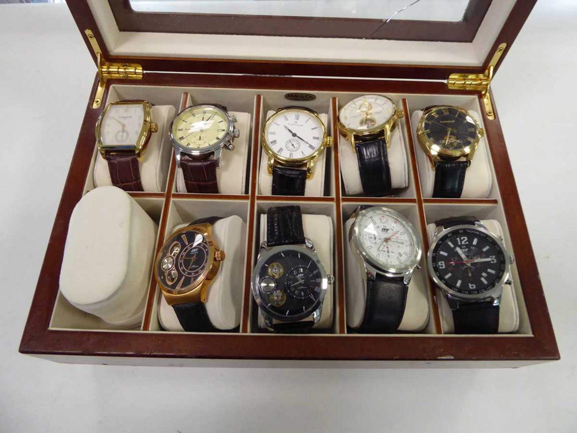 Case containing 9 men's wristwatches