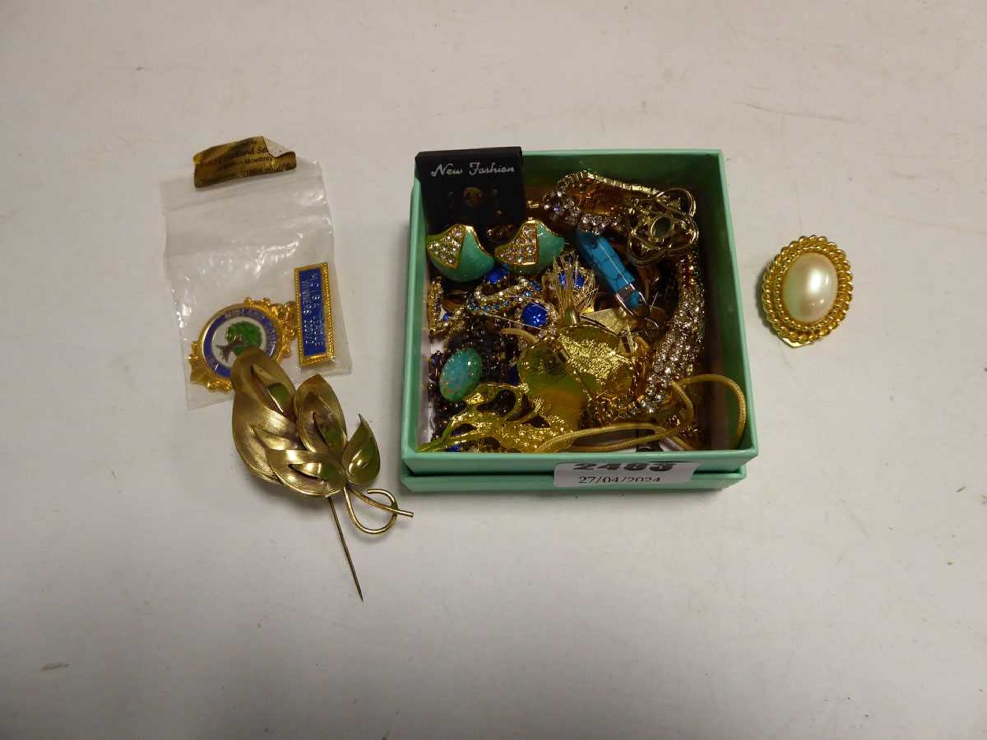 Box of jewellery items