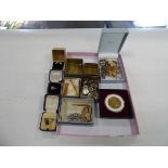 Tray containing jewellery and George Washington commemorative coin