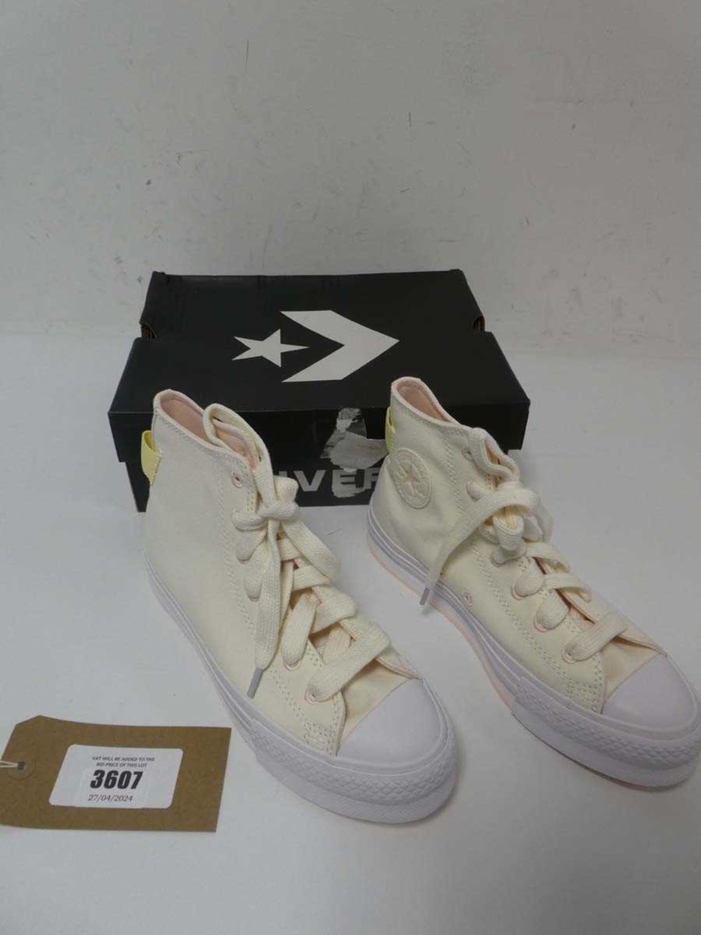 1 x Junior converse, UK 4