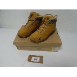 1 x Junior Timberland boots, UK 5.5