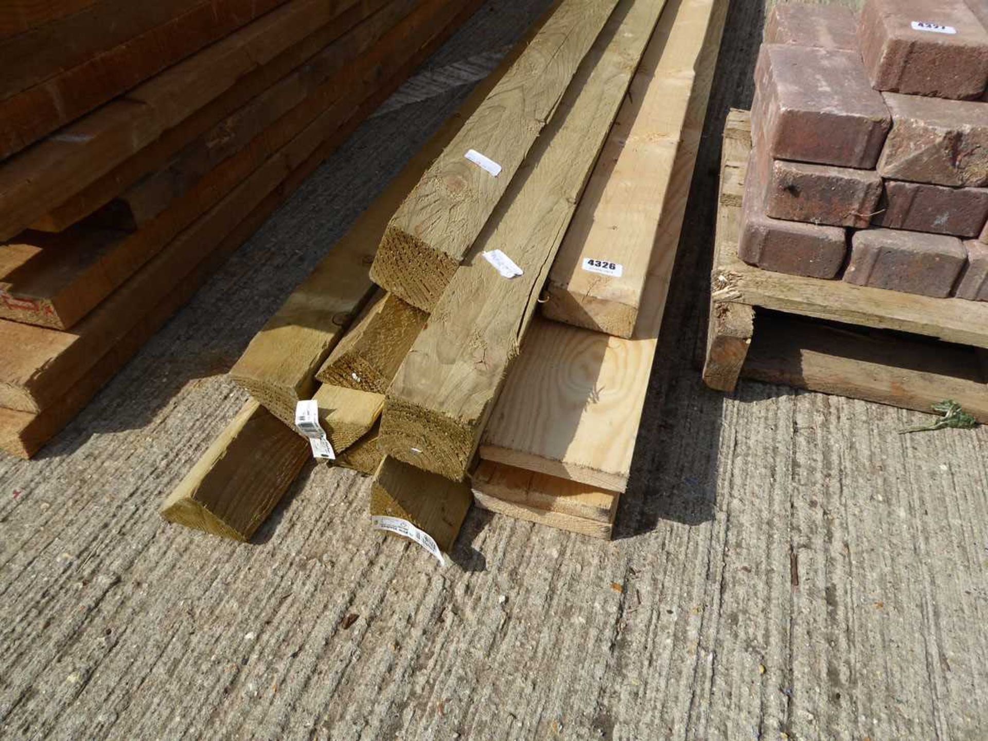 Small quantity of short lengths of timber