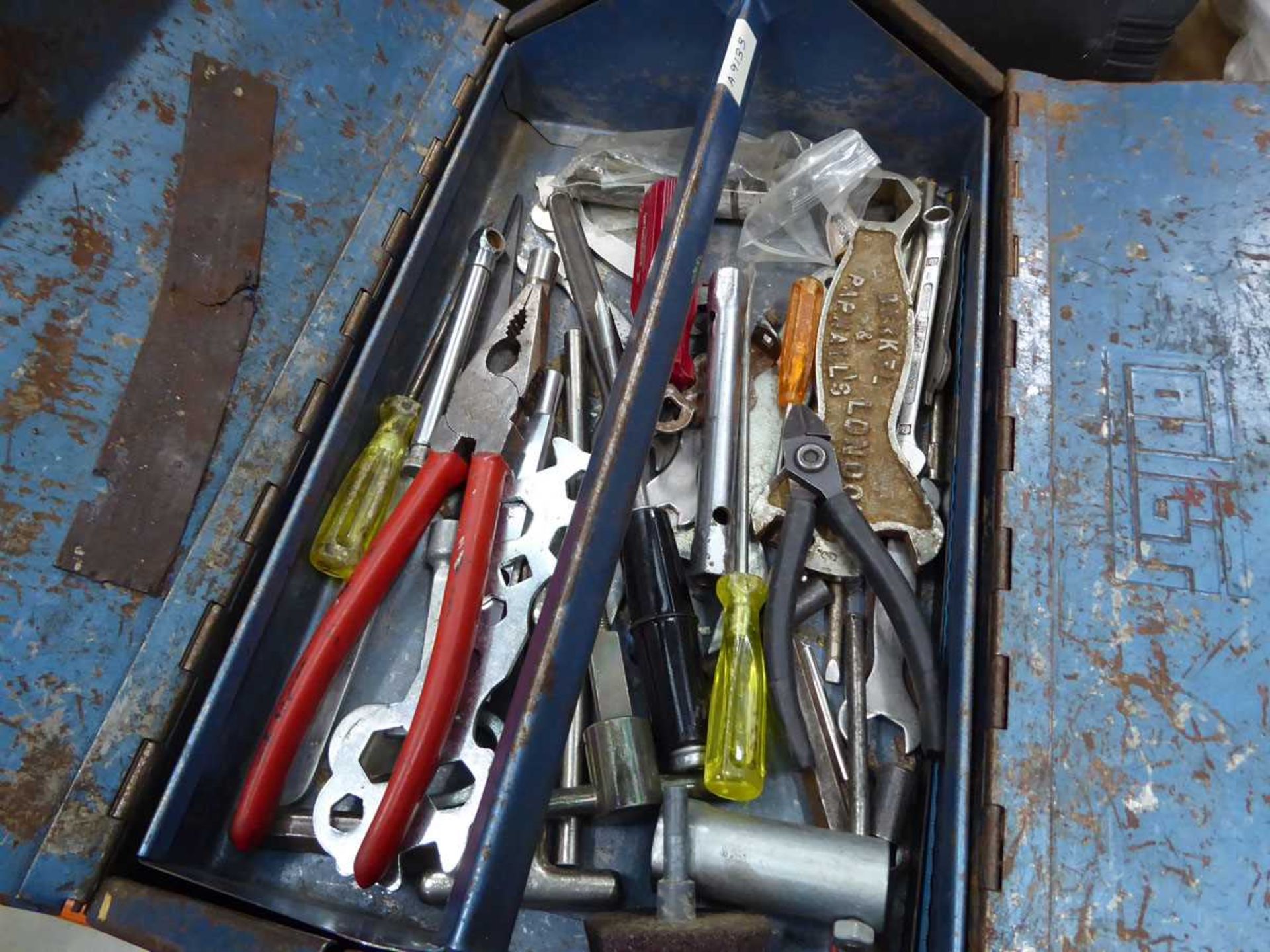 Small metal toolbox with assorted tools and plastic box of assorted tools including tin snips, drill - Image 3 of 3