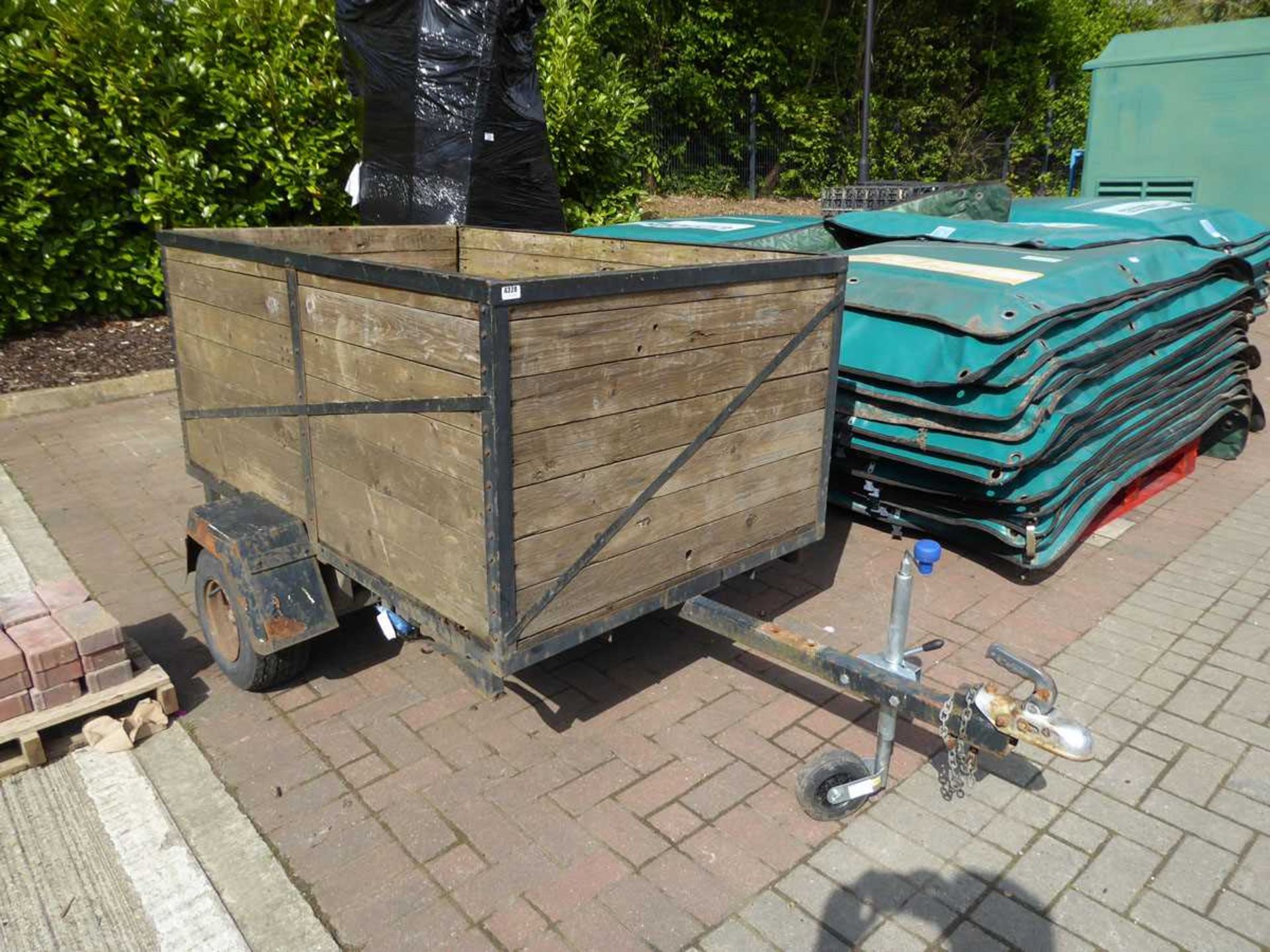 Single axle metal and wooden framed trailer (1 tyre missing)