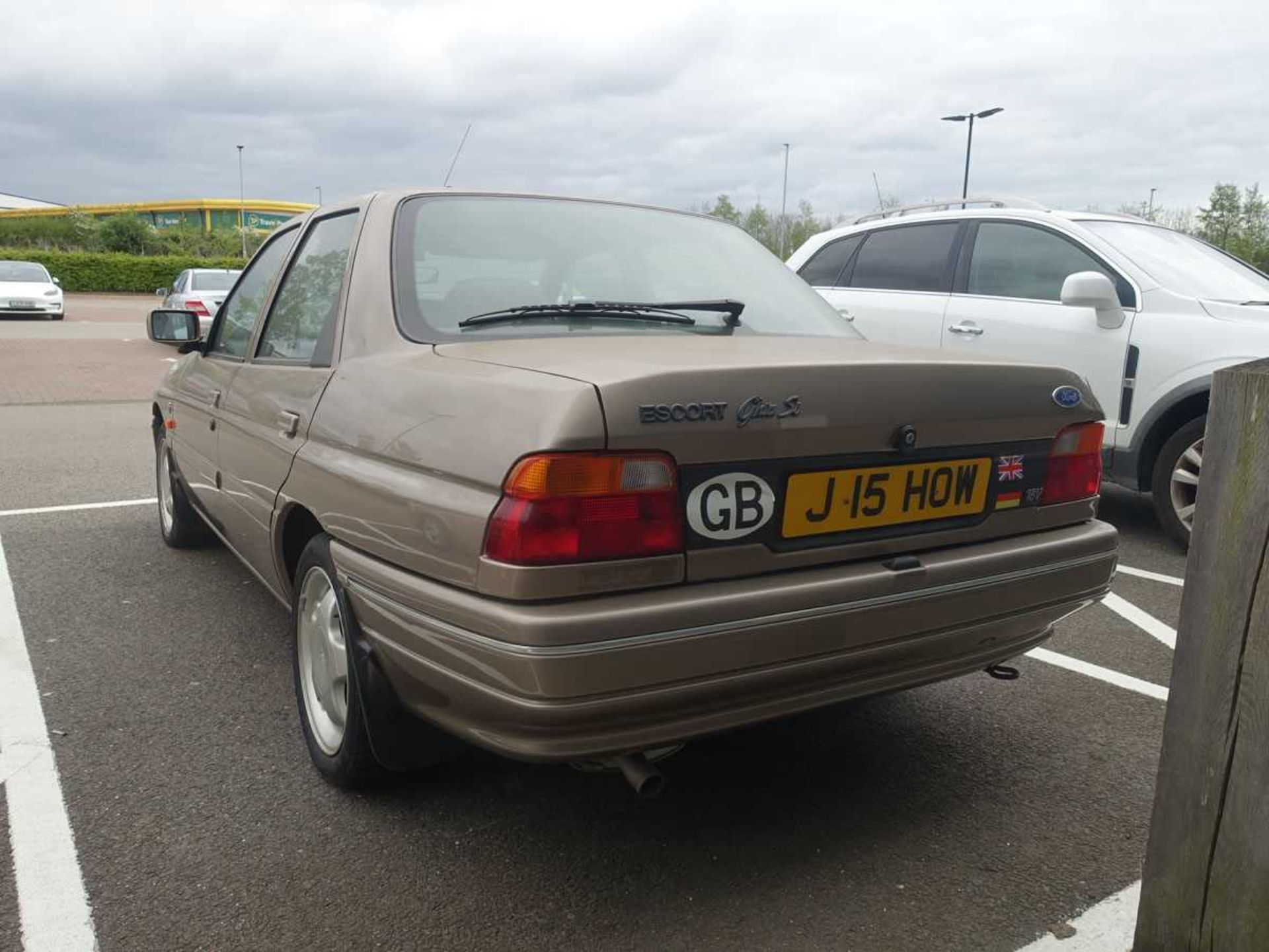 (J15HOW) 1994 Ford Escort Ghia Si, 4 door saloon in beige, 5 speed manual, 1796cc, petrol, first - Image 4 of 11