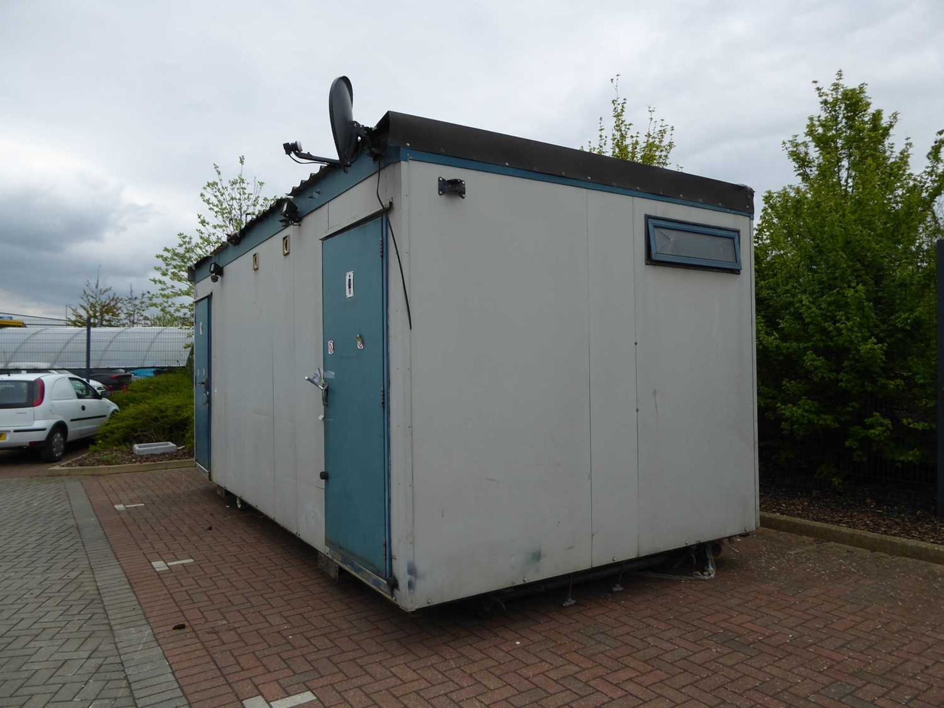 20ft x 9ft 6” metal clad portable toilet block comprising ladies and gents finished in blue and - Image 2 of 8