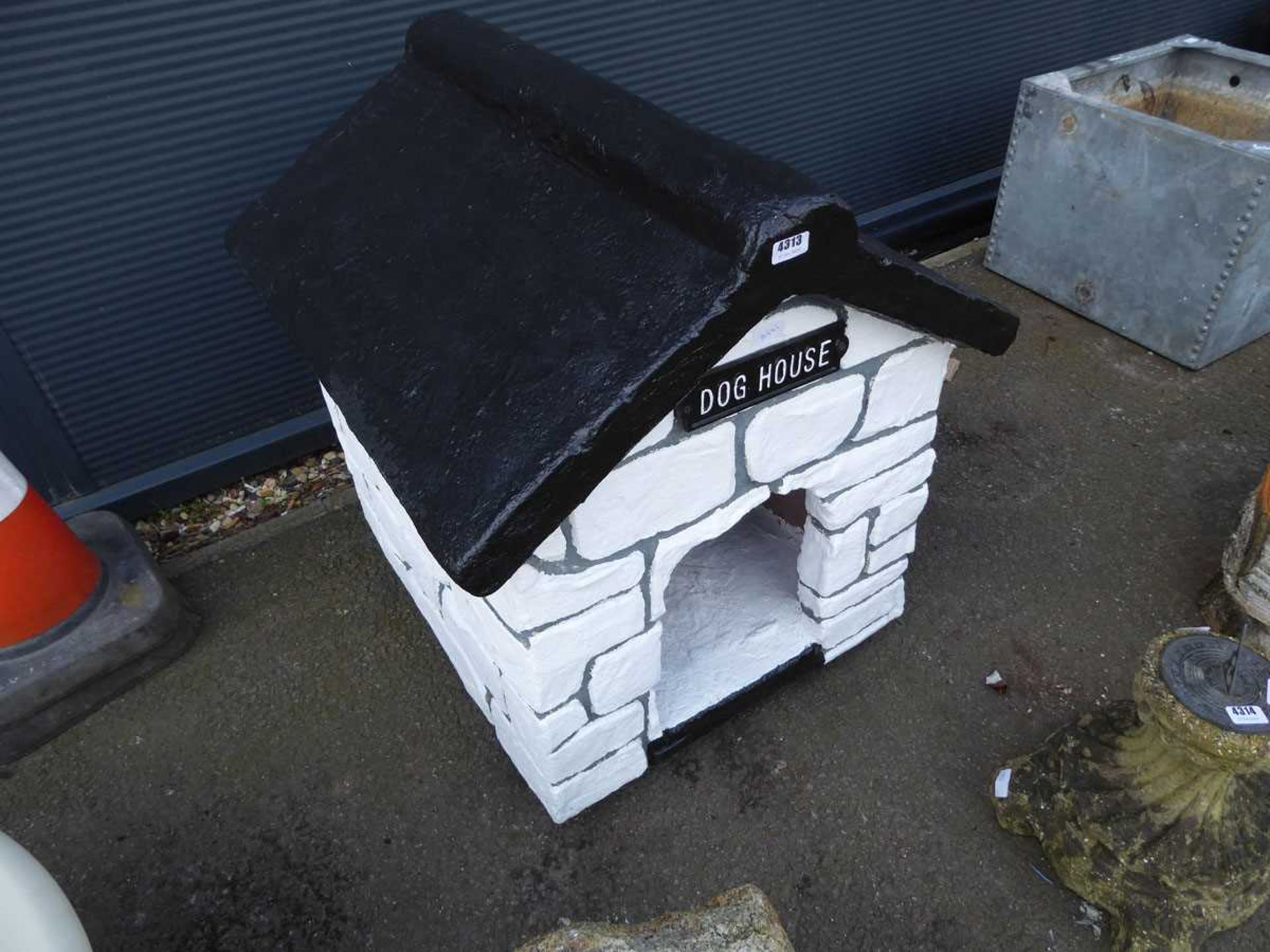 Metal dog house - Image 2 of 2