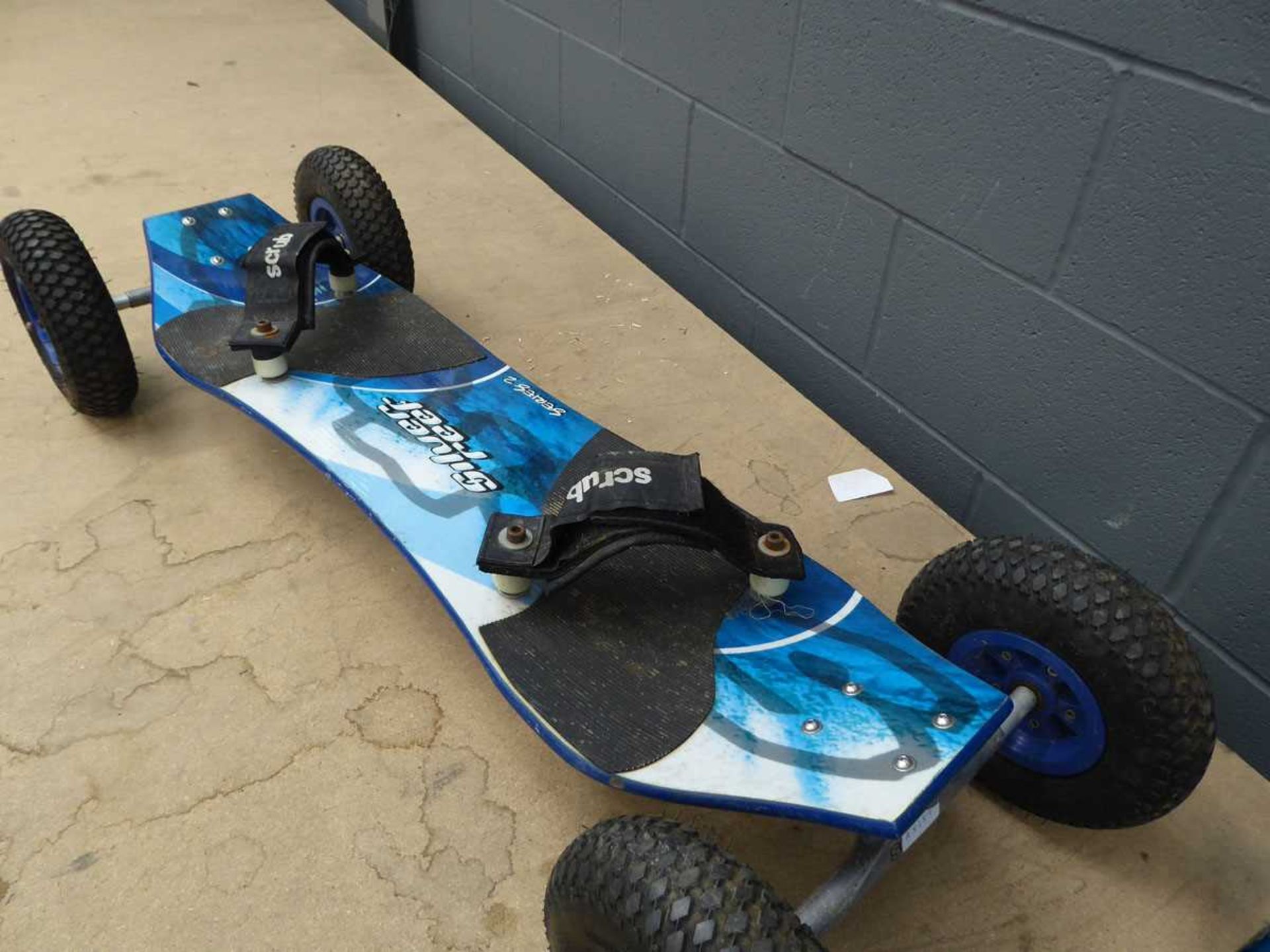 4 wheel silver Reef skateboard