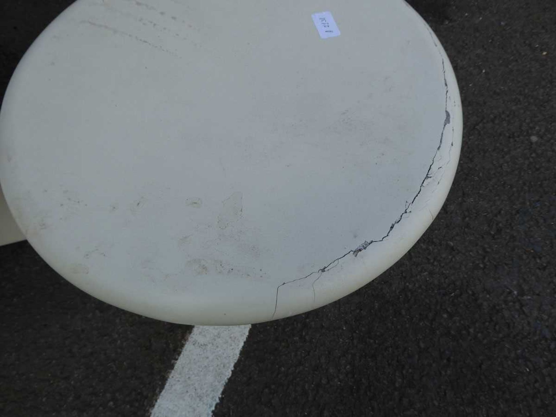 Heavy resin round garden table and small stool damaged/cracked - Bild 2 aus 2