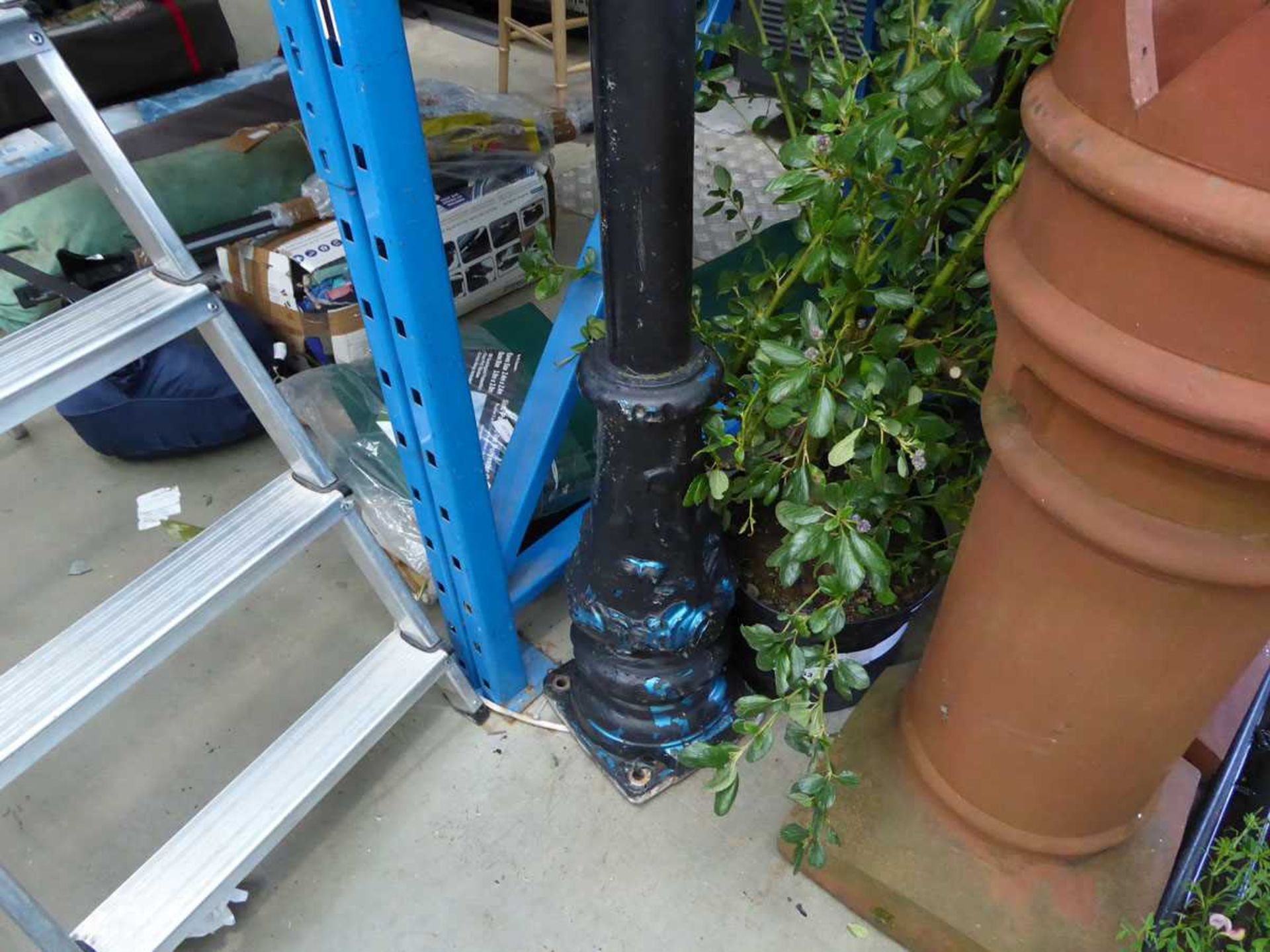 2 cast iron vintage lampposts - Image 2 of 2