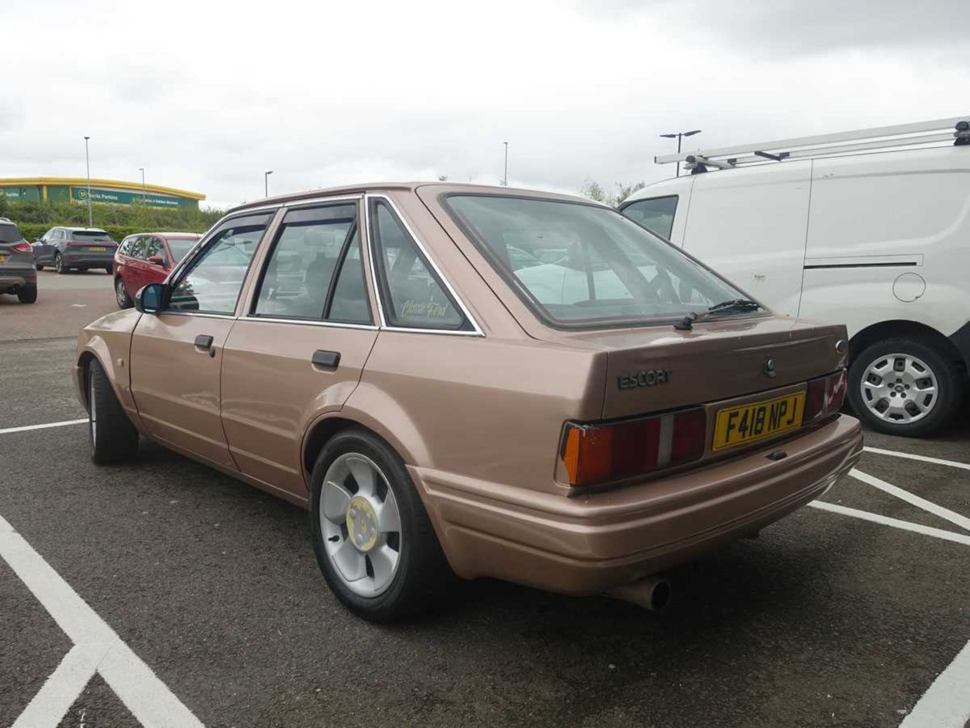 (F418 NPJ) 1988 Ford Escort GL Plus, 5 door hatchback in gold, 5 speed manual, 1597cc petrol, - Image 4 of 12