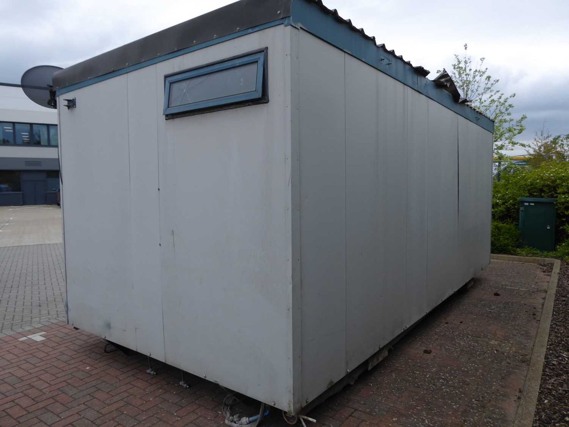 20ft x 9ft 6” metal clad portable toilet block comprising ladies and gents finished in blue and - Image 3 of 8