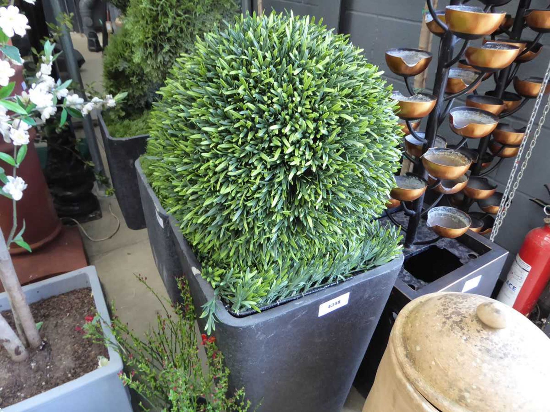 +VAT Potted artificial buxus ball