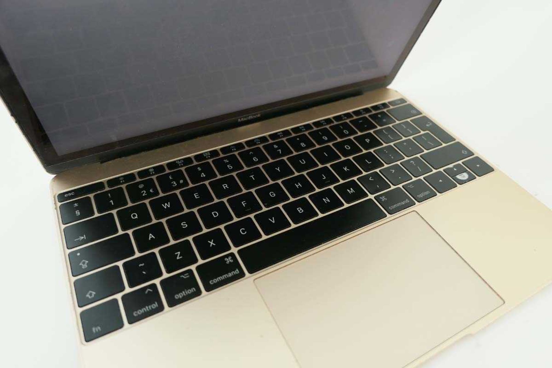 +VAT MacBook 13" 2017 A1534 Gold laptop with Intel Core M3 1.2GHz, 8GB RAM and 256GB SSD (screen - Image 2 of 2