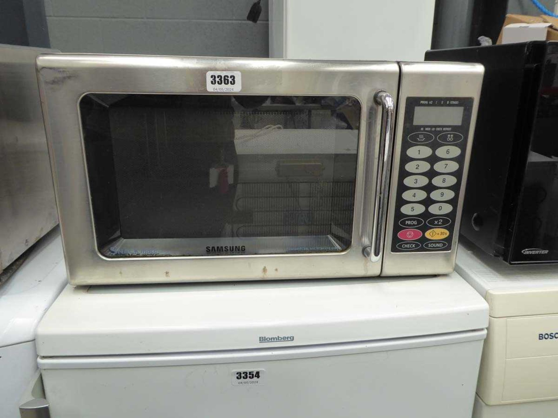 Samsung silver microwave