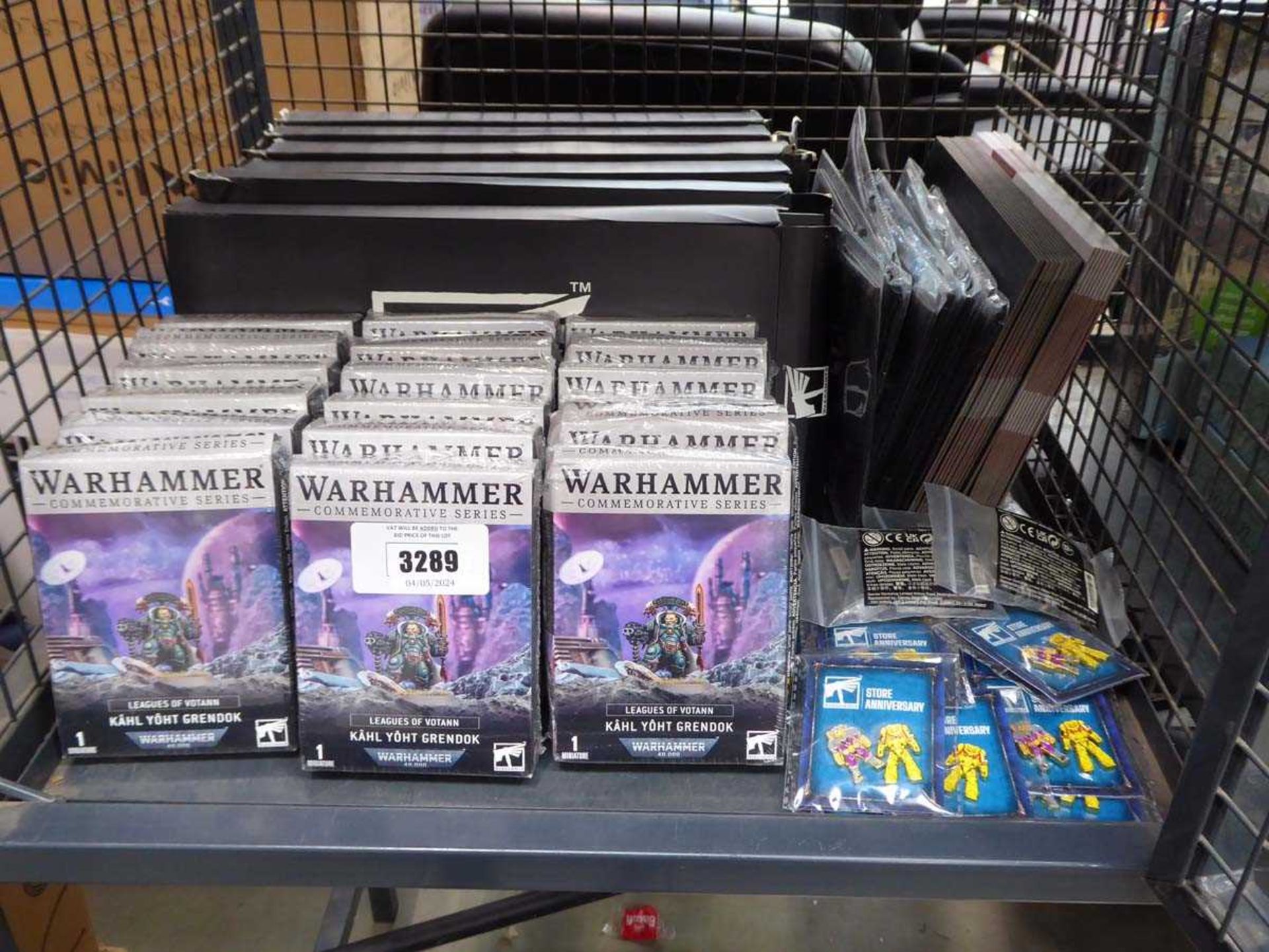 +VAT Collection of War Hammer to include congomorotive series miniatures plus strategy books, pin