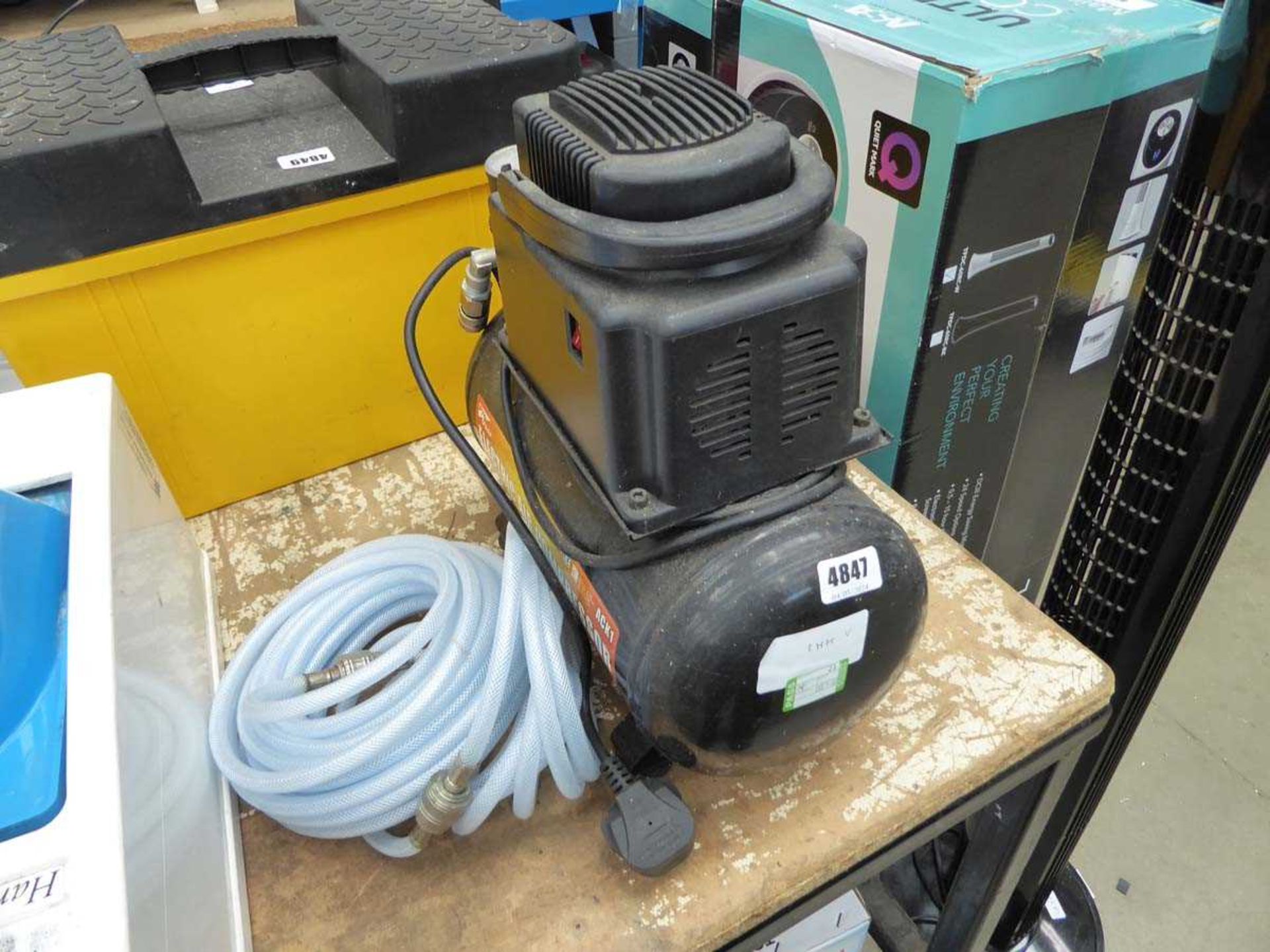 Small electric compressor