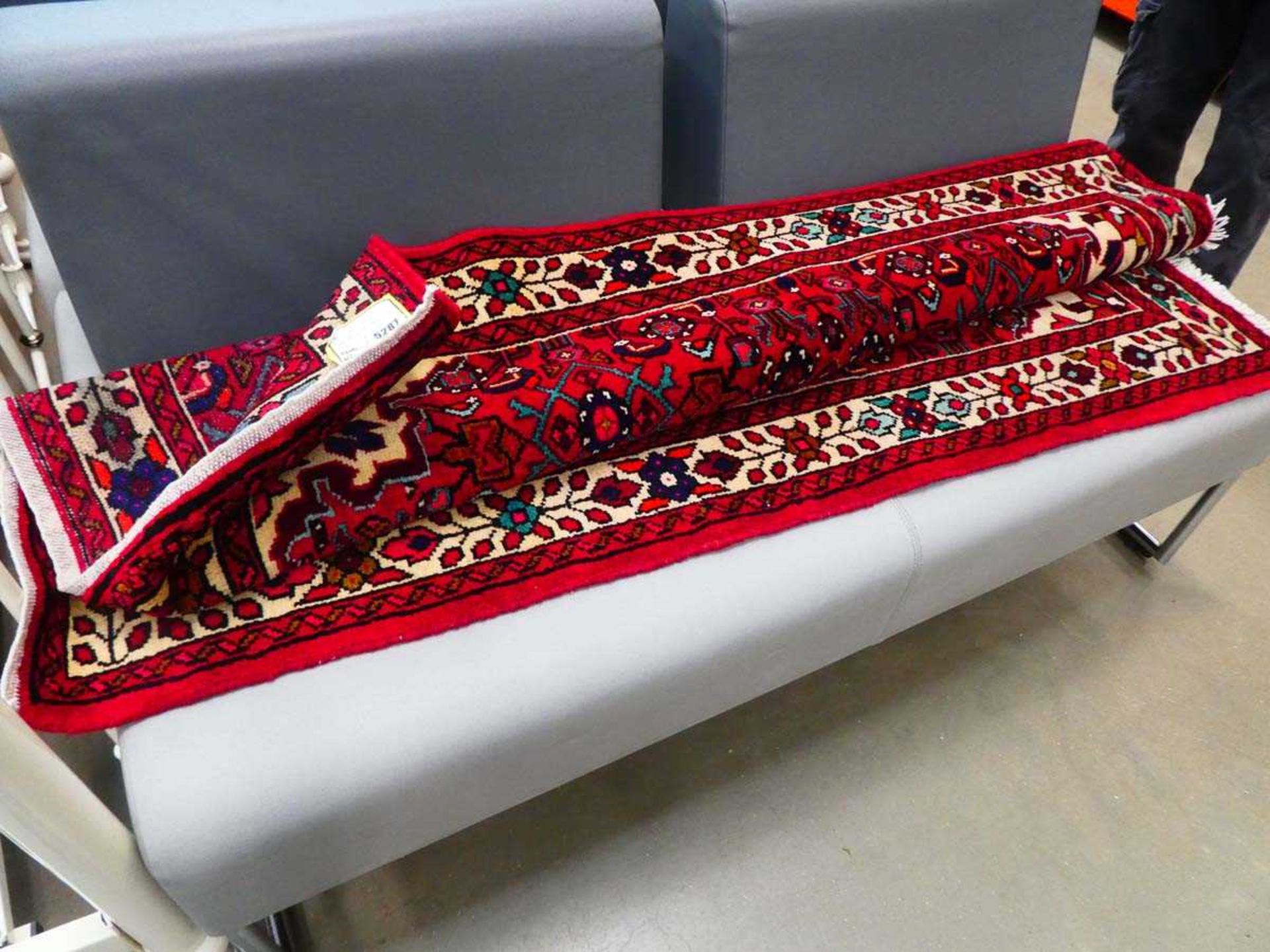 (d) Hamadan rug Approx 150 x103cm
