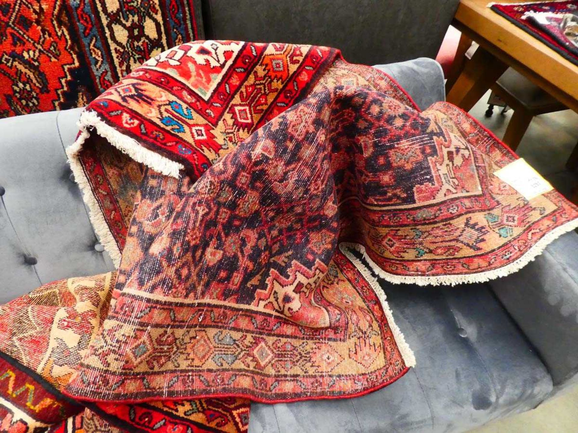 (c) Hamadan rug approx 167cm x 110cm