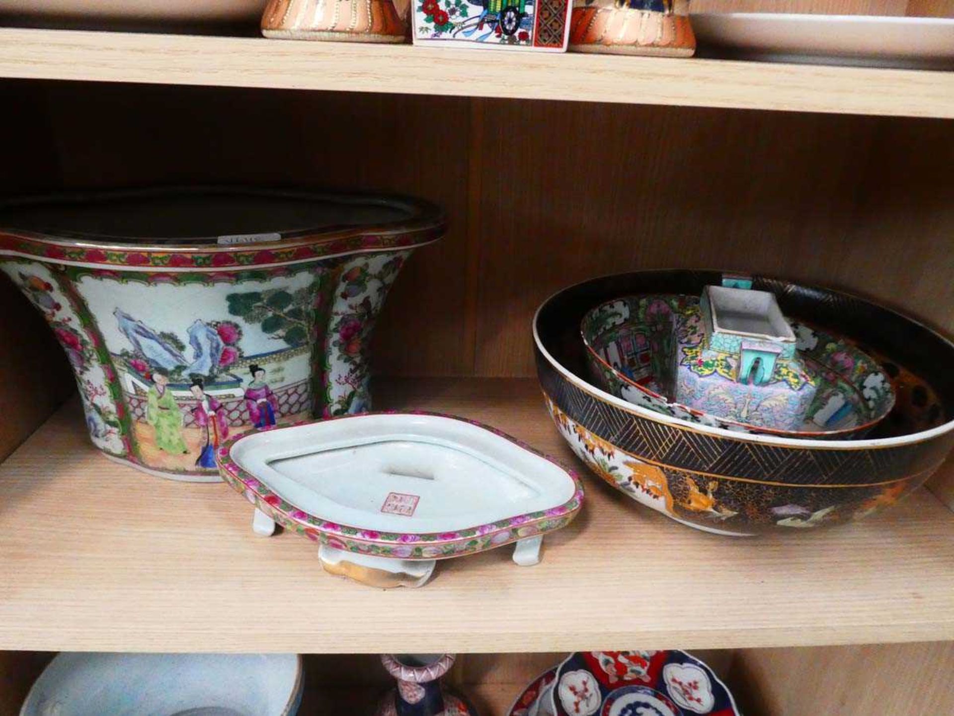 Oty of oriental style china to include plates,vases and bowls (2 shelves) Few pieces have some - Image 2 of 5