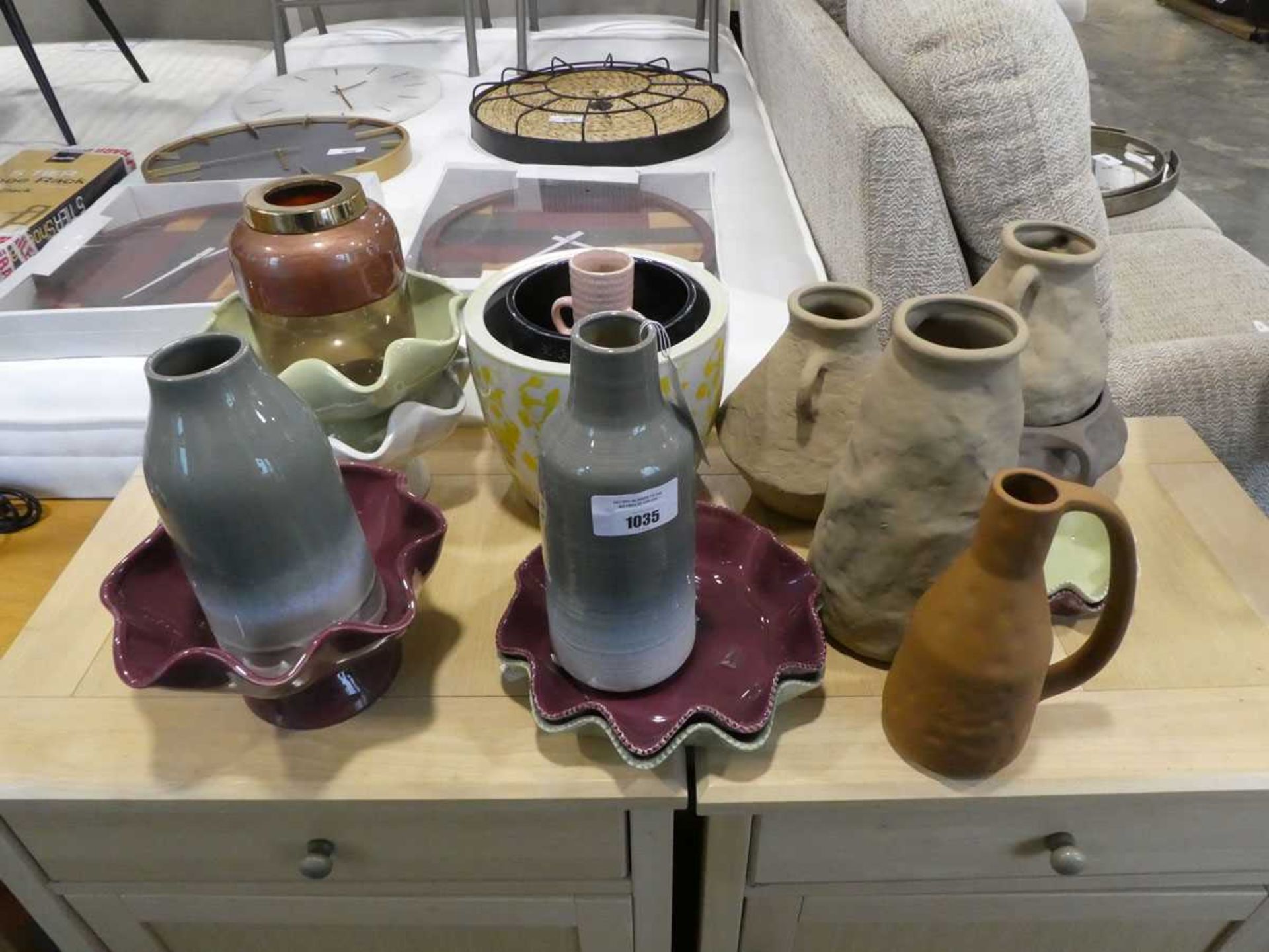 +VAT Quantity of mixed ceramics incl. terracotta vases, Laura Ashley pastel shade vases, large