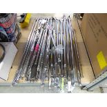 +VAT Large quantity of mixed size torque wrenches (all have broken ends)