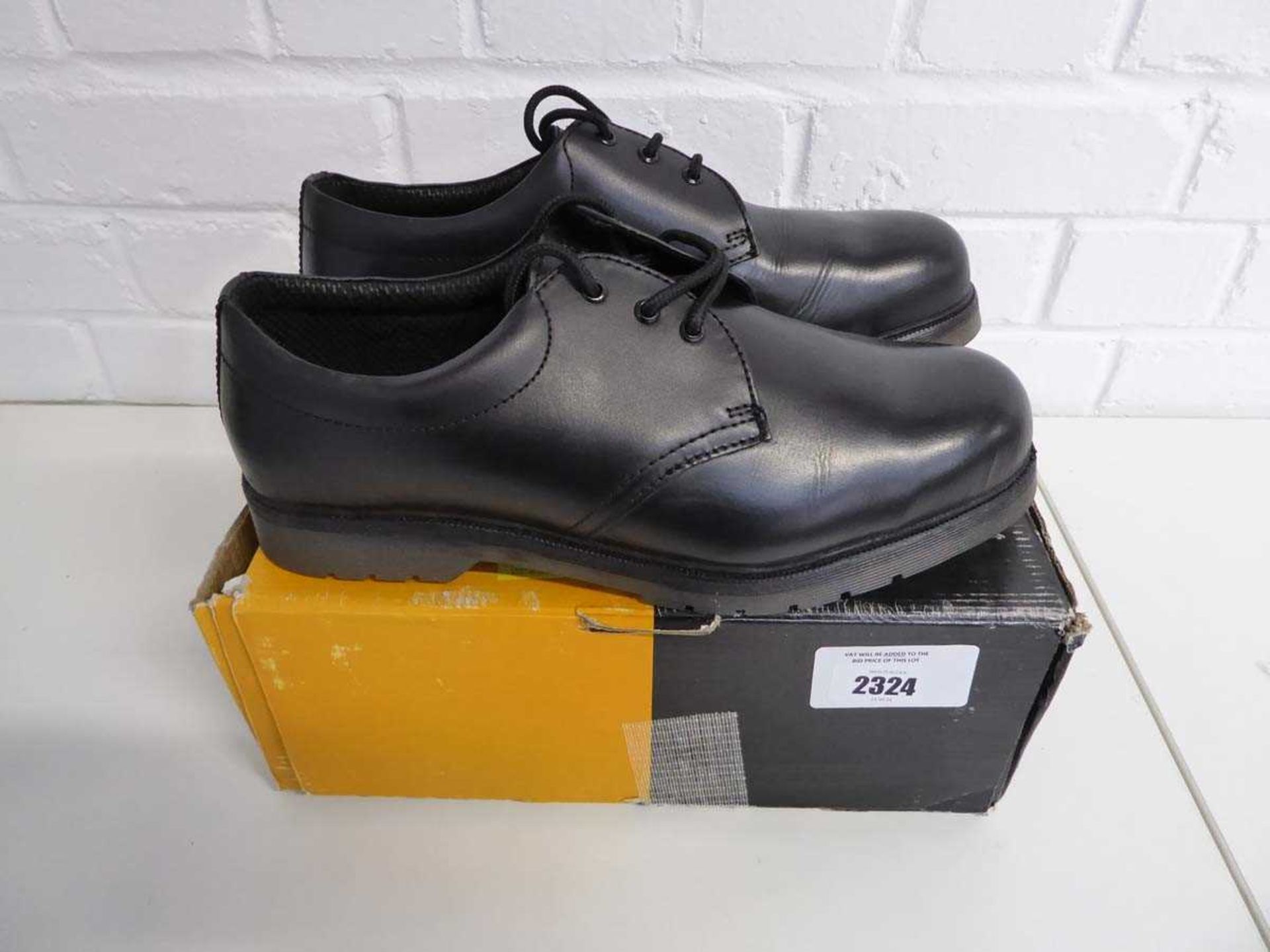 +VAT Boxed Sterling cushioned sole safety shoe in size 12