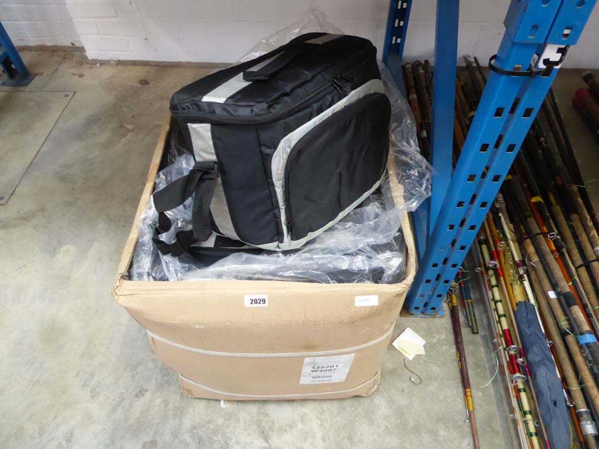 Box containing approx. 24 black and silver thermo insulated bags