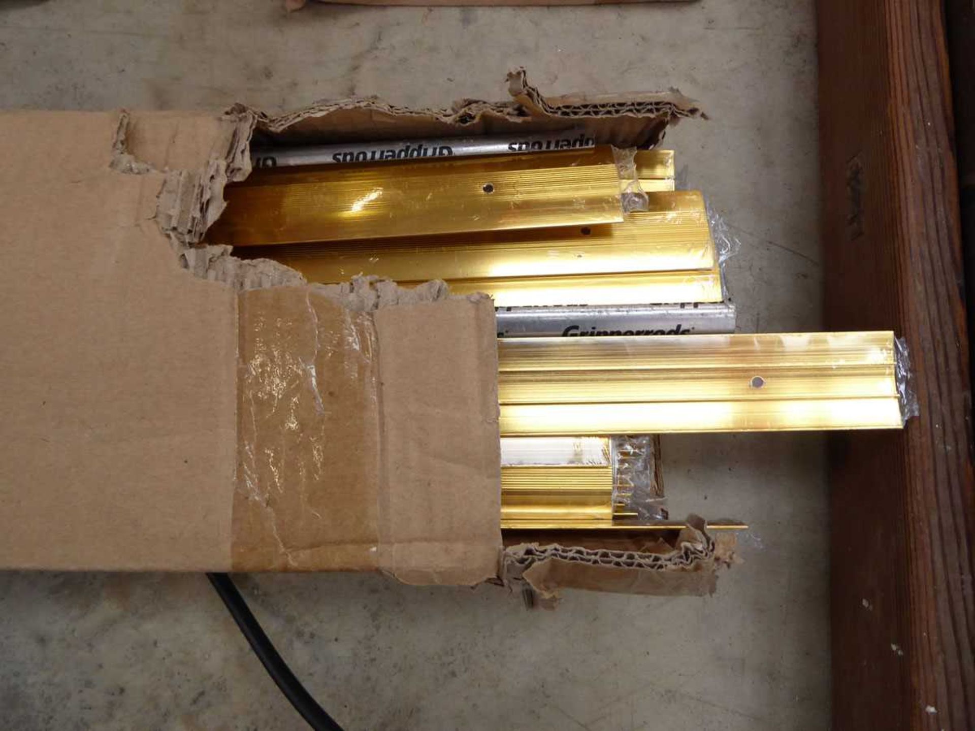 Box containing brass coloured 0.90cm floor to door bars - Bild 2 aus 2