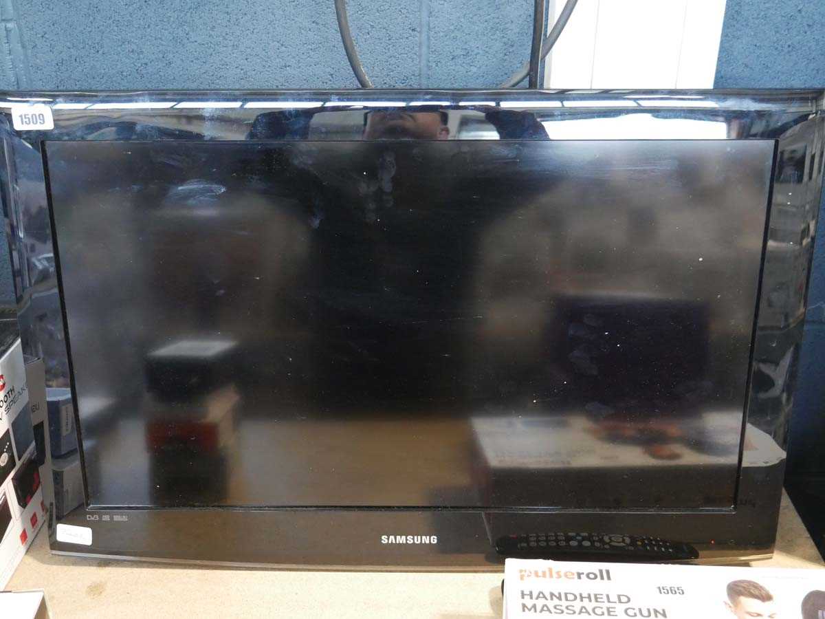 Samsung 32" HD TV with remote control, no stand