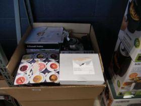 Box containing kitchenalia incl. Daewoo kettles, Russell Hobbs kettles, toasty makers, blenders,