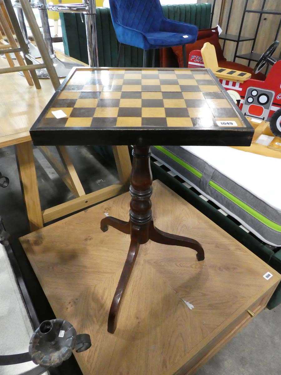Single pedestal checker board table