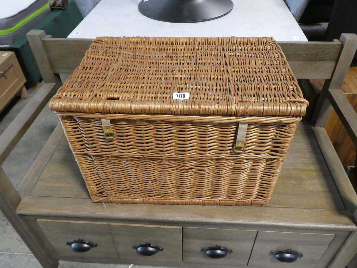 Wicker hamper