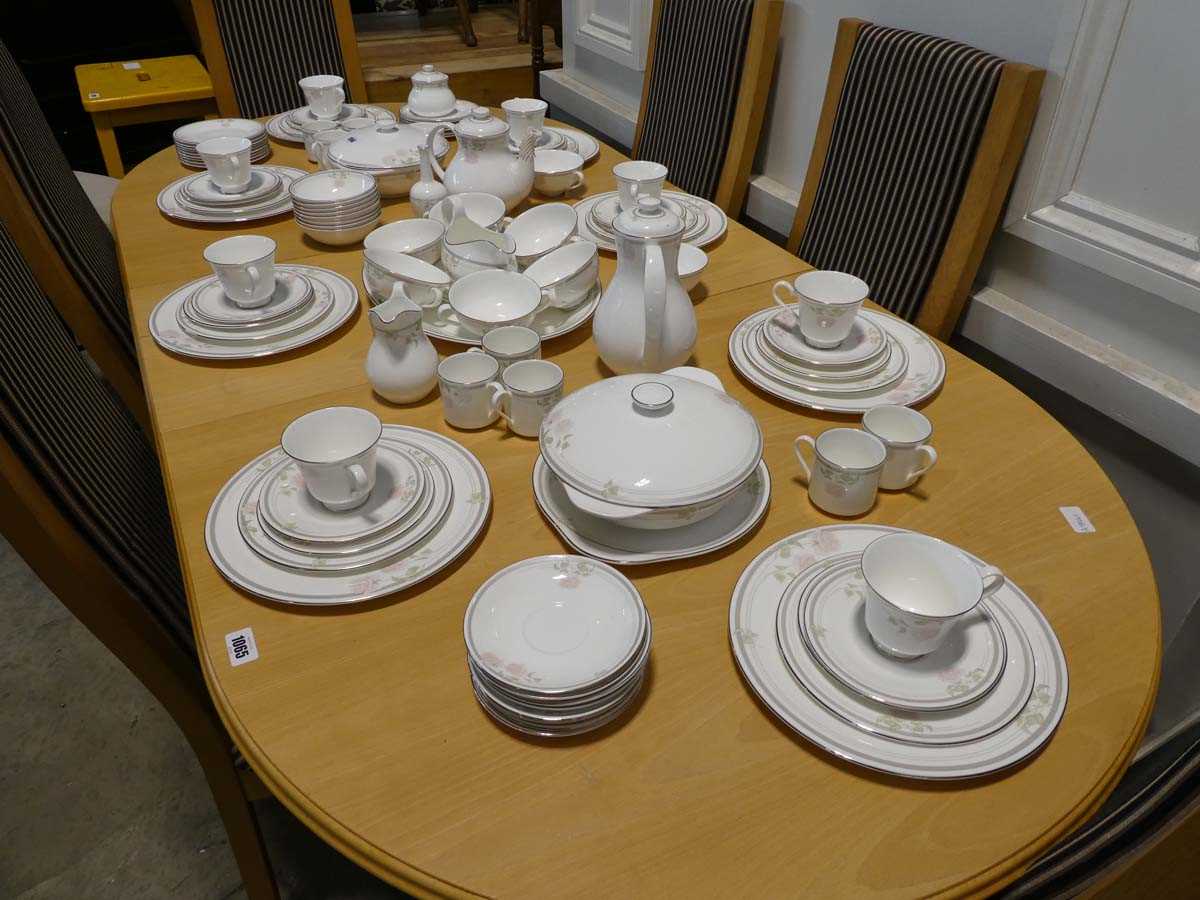 Royal Doulton Twilight Rose table ware set (H5096) (approx. 109 pieces)