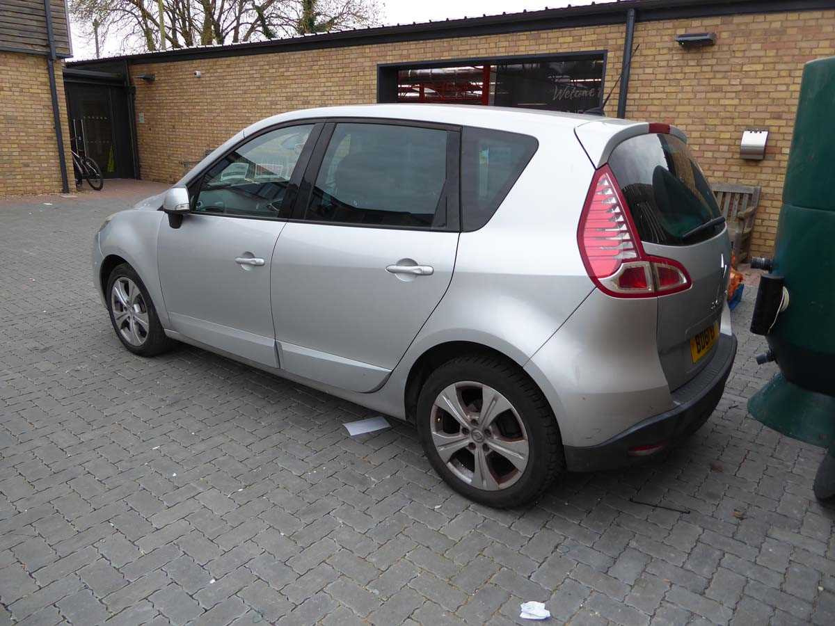 (BD61 EFT) Renault Scenic D-Que TT Energy DCI S/S in silver, 5-door, 6-speed manual, 1598cc - Image 4 of 9