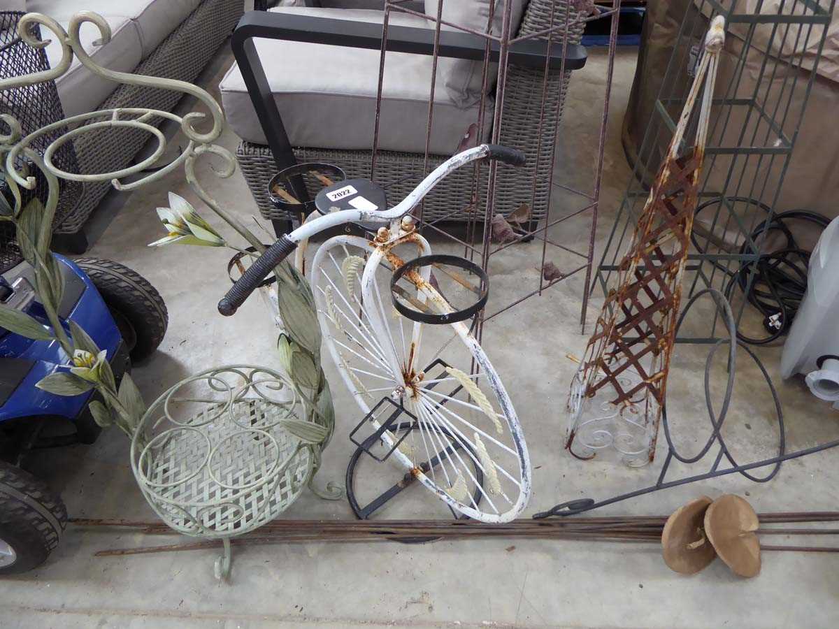 Assorted garden metalwork items incl. obelisks, bike planter, decorative stakes, etc. - Image 2 of 2