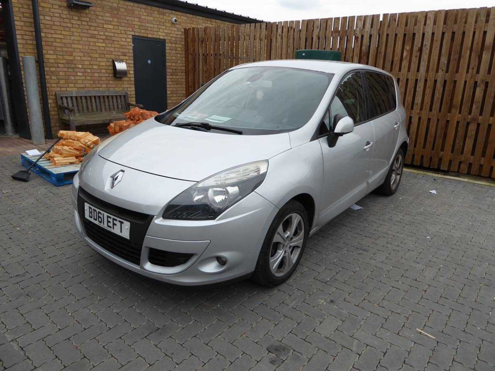 (BD61 EFT) Renault Scenic D-Que TT Energy DCI S/S in silver, 5-door, 6-speed manual, 1598cc - Image 2 of 9