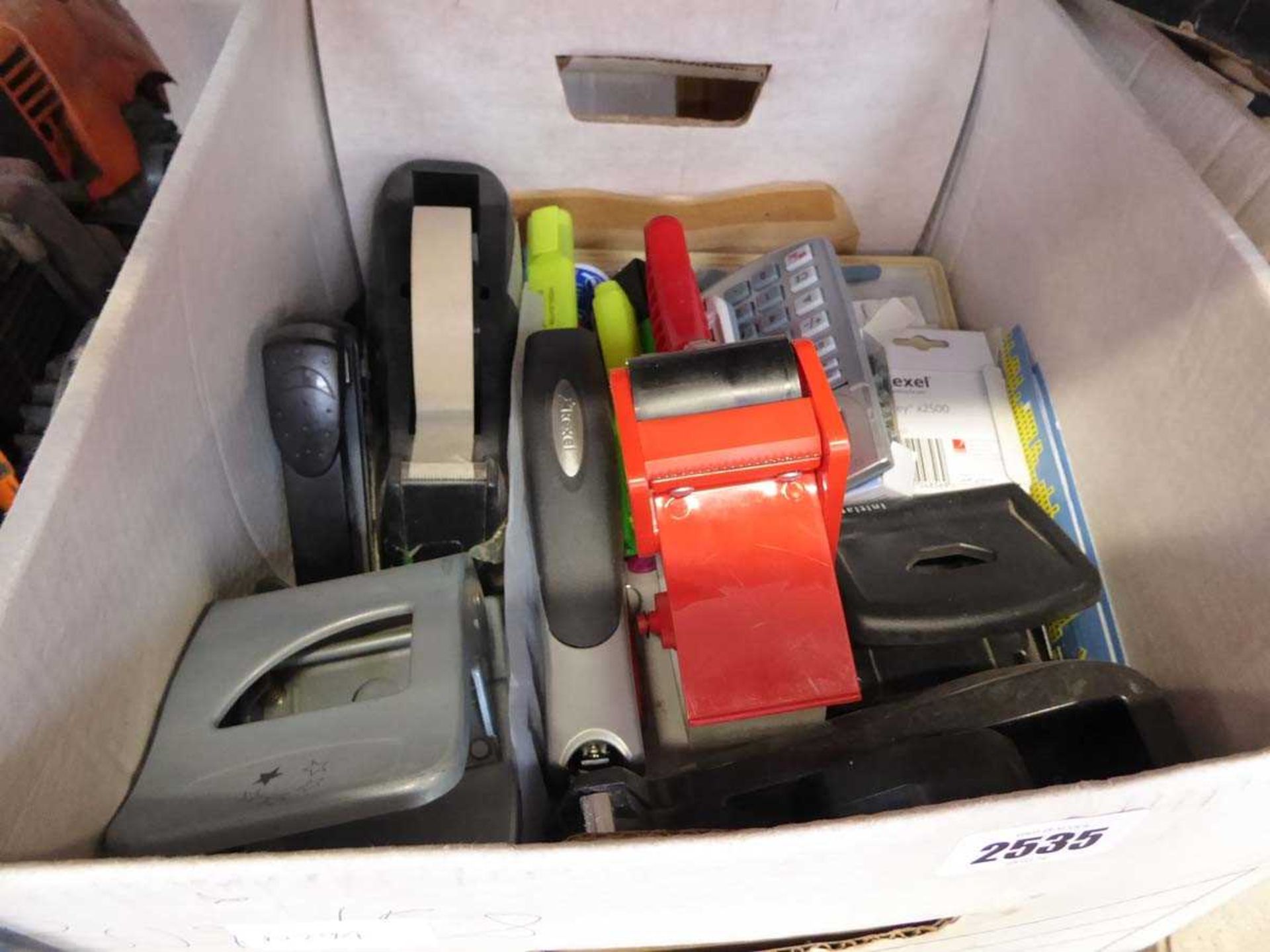 2 shelves containing mixed stationery supplies incl. staplers, hole punchers, tape guns, various - Image 4 of 6