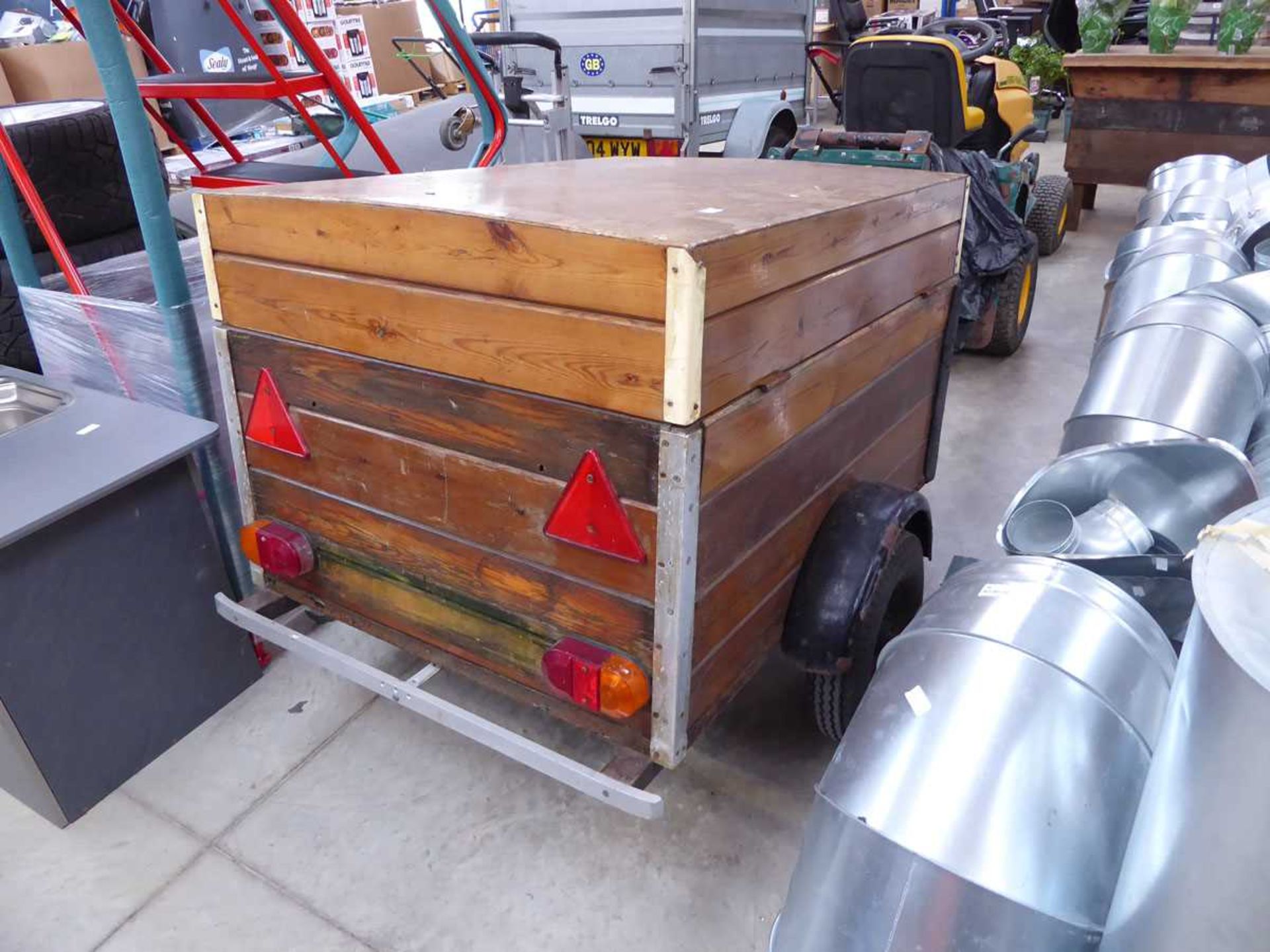 Single axle 2 wheel wooden box canopy trailer with integral lighting - Image 5 of 5
