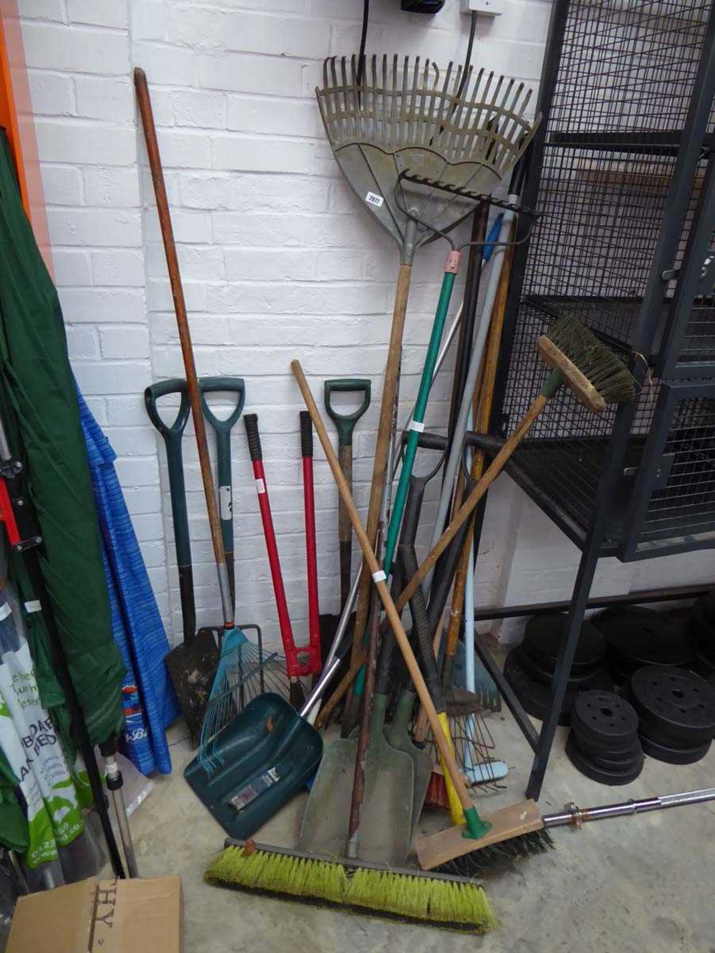 Large quantity of outdoor garden hand tools incl. forks, rakes, brushes, etc.