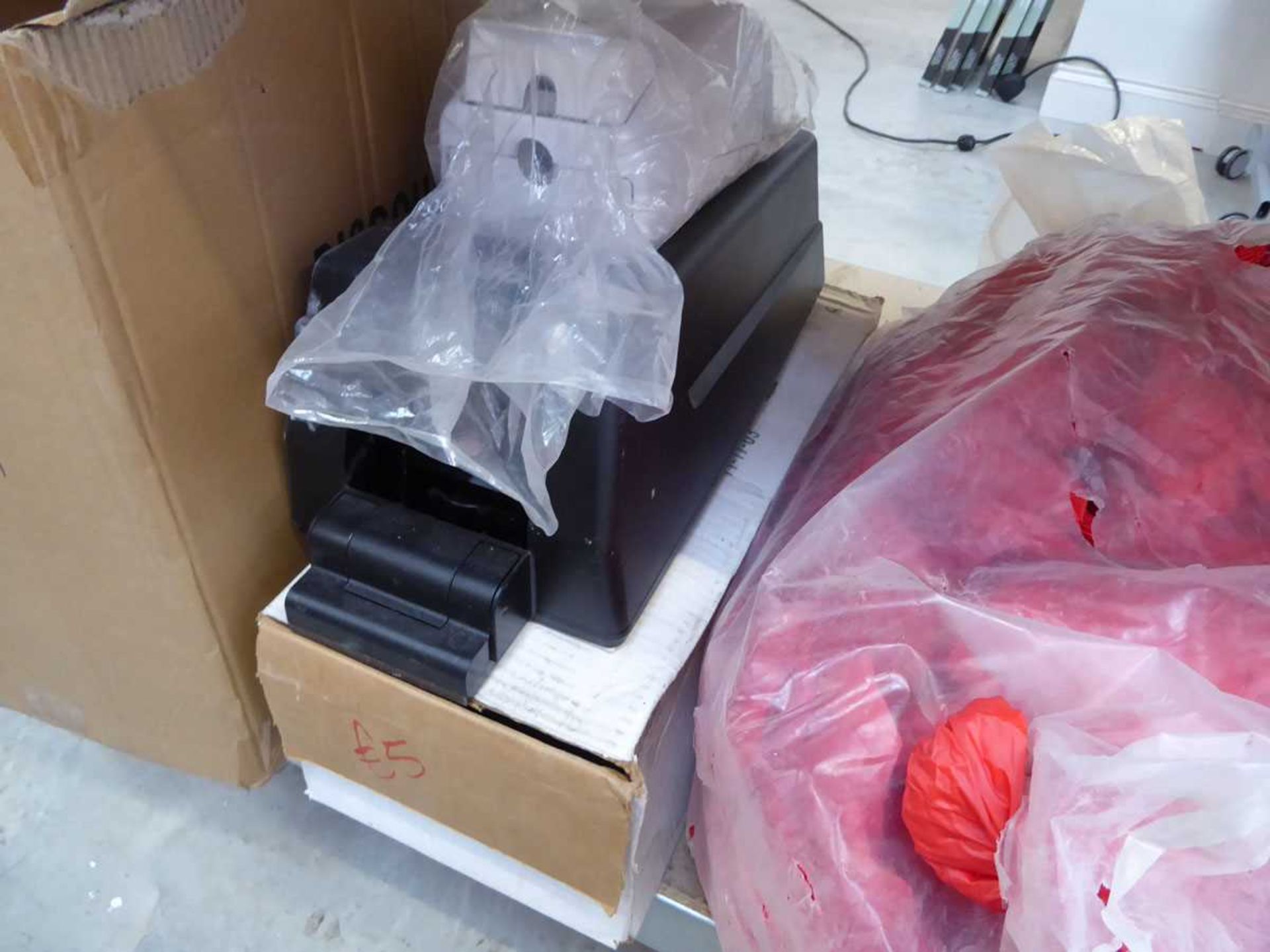 Box containing a quantity of mixed items to include fan, masking tape, soap dispensers, red - Image 3 of 4